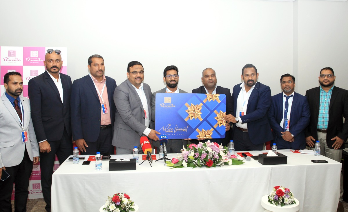 The officials of Rawabi Hypermarket, Ajmal Abdullah (middle), Executive Director; Mohamed Jamsheer (4th left), Admin Manager; Faisal Panthalingal (4th right), Finance Manager; Shiju Malayil (3rd right), Business Development Manager; Ismail (2nd left), Retail Purchase Manager; and Jojo Robert (2nd right), Operations Manager; with other officials launching the Ahlan Premium Rewards Card by Rawabii during a addressing  a press conference for  the announcement of Rawabi Hypermarket -Izghawa , held at the Ibis Hotel in Doha on Sunday. Pic: Salim Matramkot/The Peninsula