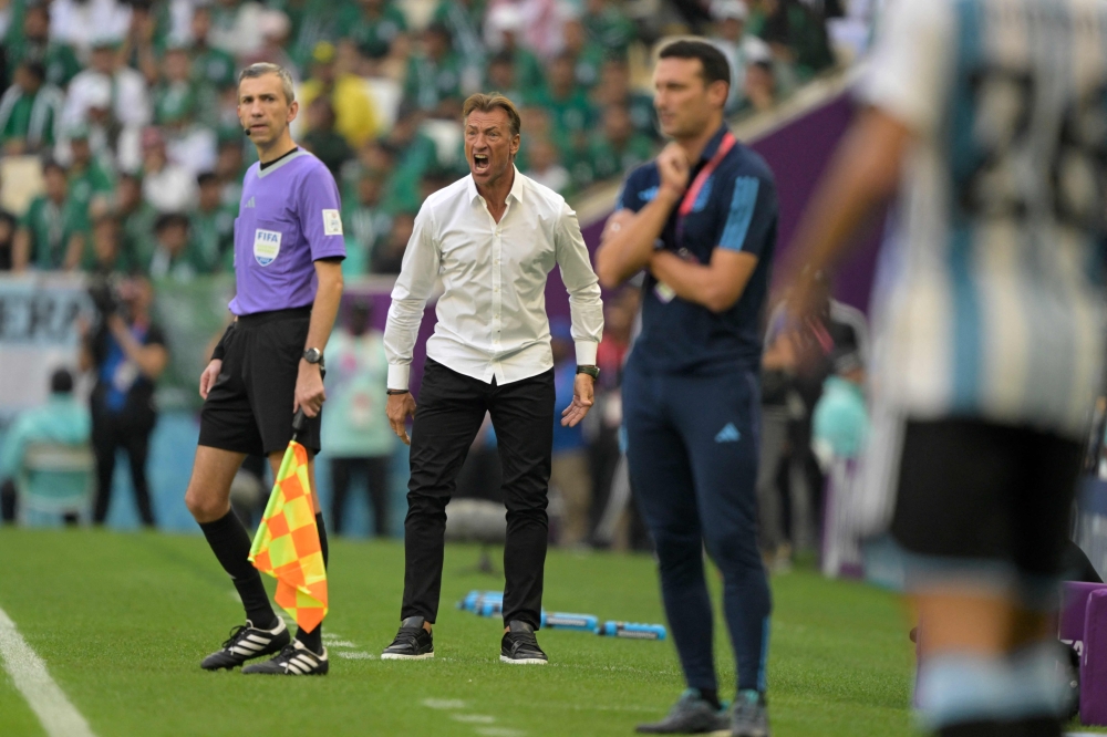 Saudi Arabia's French coach Herve Renard (C) reacts during the Qatar 2022 World Cup Group C football match between Argentina and Saudi Arabia at the Lusail Stadium in Lusail, north of Doha on November 22, 2022. (Photo by JUAN MABROMATA / AFP)