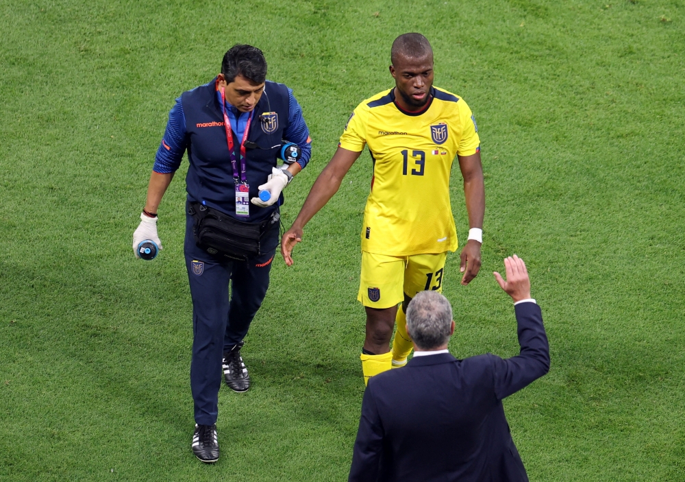 Ecuador coach Gustavo Alfaro with Enner Valencia after he was substituted during the World Cup match against Qatar at Al Bayt Stadium, Qatar, on November 20, 2022. (REUTERS/Molly Darlington)