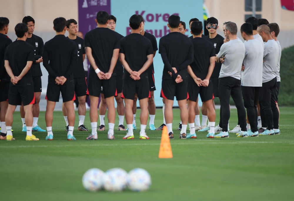 General view of South Korea team members during training at the Al Egla Training Site 5, Doha, Qatar, on November 22, 2022.  REUTERS/Kim Hong-Ji