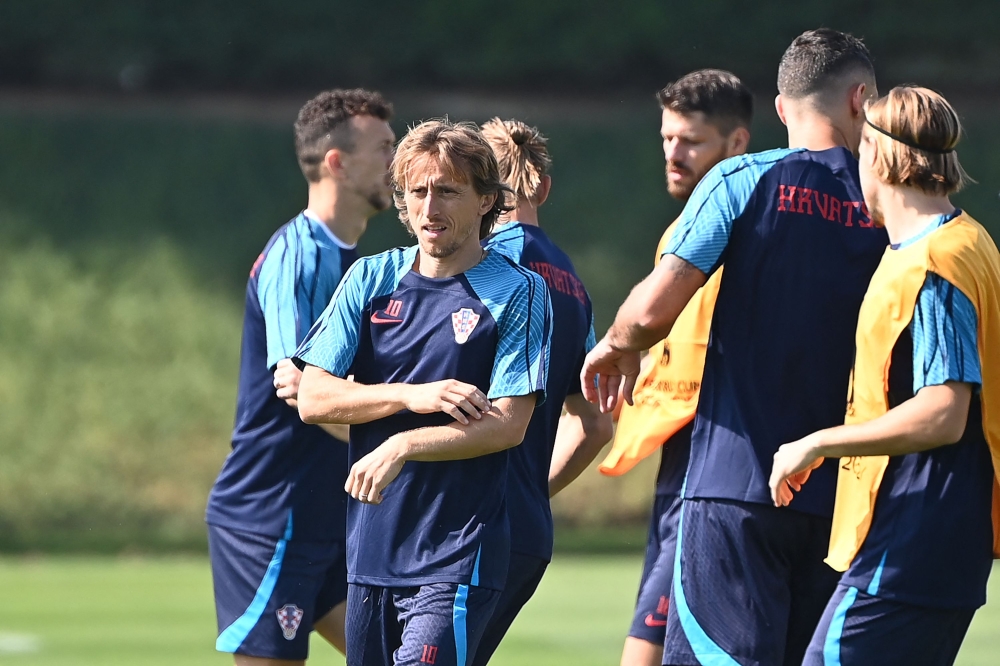 Croatia's midfielder Luka Modric (left) takes part in a training session at the Al Erssal training site in Doha on November 22, 2022, on the eve of the Qatar 2022 World Cup football tournament Group F match between Morocco and Croatia. (Photo by OZAN KOSE / AFP)