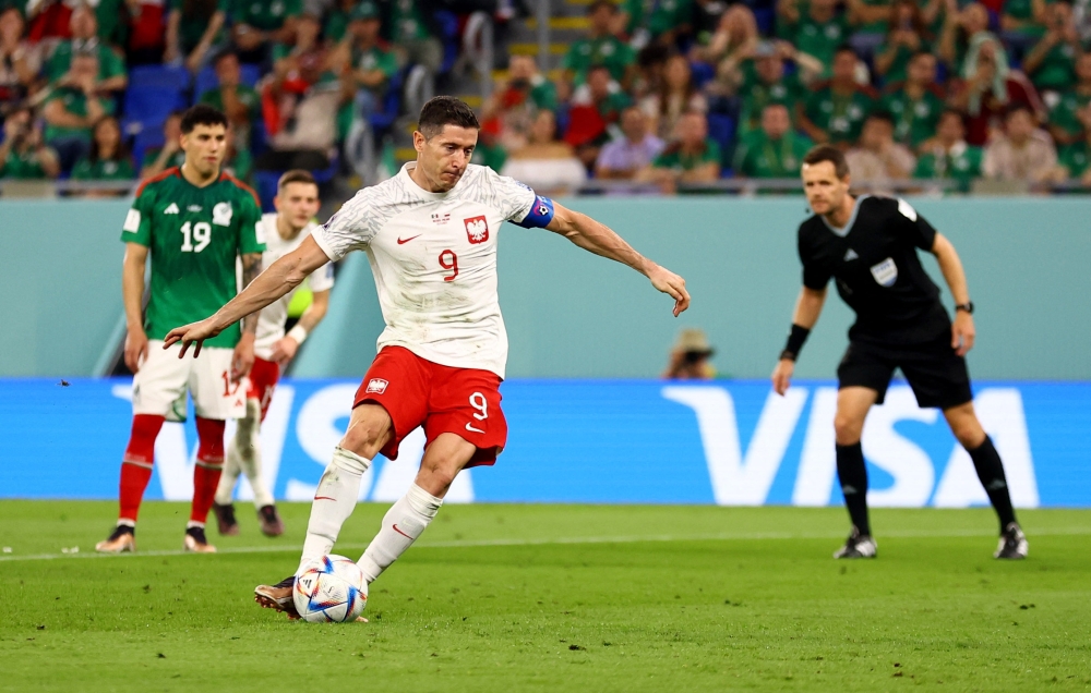 Poland's Robert Lewandowski has a penalty kick saved by Mexico's Guillermo Ochoa during the FIFA World Cup Qatar 2022 Group C - Mexico v Poland - Stadium 974, Doha, Qatar, November 22, 2022. (REUTERS/Hannah Mckay)