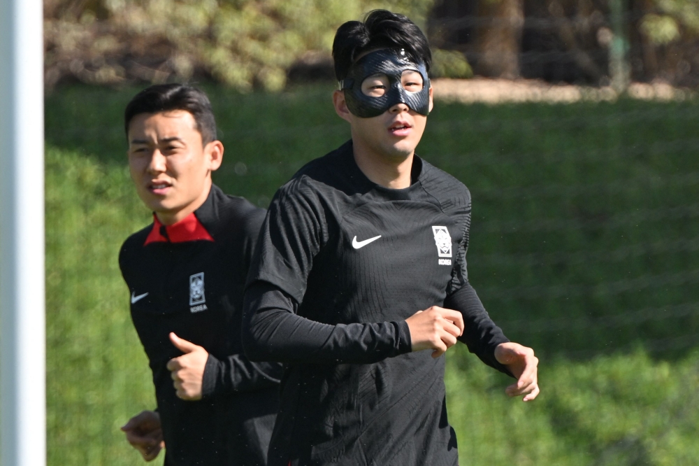 South Korea's defender #23 Kim Tae-hwan (L) and South Korea's midfielder #07 Son Heung-min take part in a training session at Al Egla Training Site 5 in Doha on November 23, 2022, on the eve of the Qatar 2022 World Cup football match between Uruguay and South Korea. (Photo by JUNG Yeon-je / AFP)