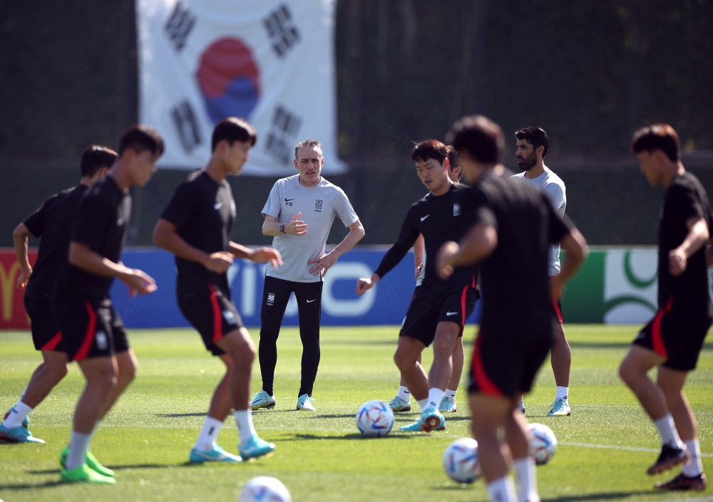 South Korea coach Paulo Bento during training at Al Egla Training Site 5, Doha, Qatar, November 23, 2022. (REUTERS/Kim Hong-Ji)