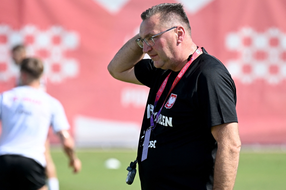 Poland's coach Czeslaw Michniewicz attends a training session at the Al Kharaitiyat SC in Doha on November 23, 2022, during the Qatar 2022 World Cup football tournament. (AFP/Andrej Isakovic)