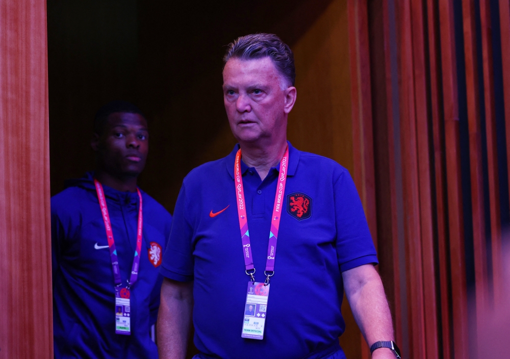 Netherlands coach Louis van Gaal and Denzel Dumfries arrive for a press conference at the Main Media Center, Doha, Qatar, on November 24, 2022.  REUTERS/Gareth Bumstead