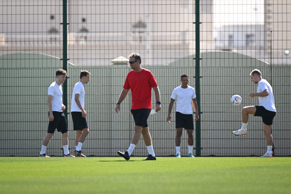 Denmark's coach Kasper Hjulmand leads a training session of his team at Al Sailiya SC in Doha on November 24, 2022. (Photo by Natalia KOLESNIKOVA / AFP)