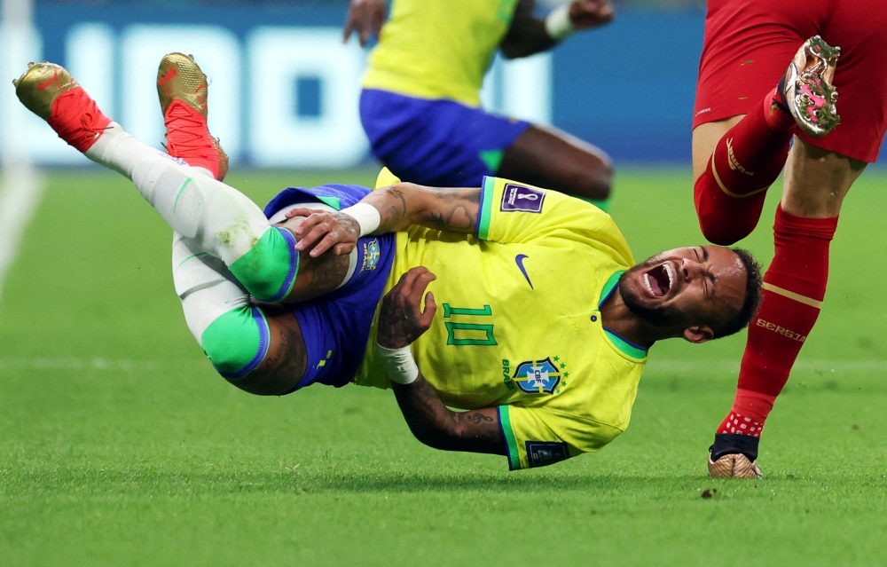 Brazil's Neymar reacts after a challenge from Serbia'a Sasa Lukic Qatar 2022 World Cup Group G football match between Brazil and Serbia at the Lusail Stadium in Lusail, north of Doha, on November 24, 2022. (REUTERS/Amanda Perobelli)