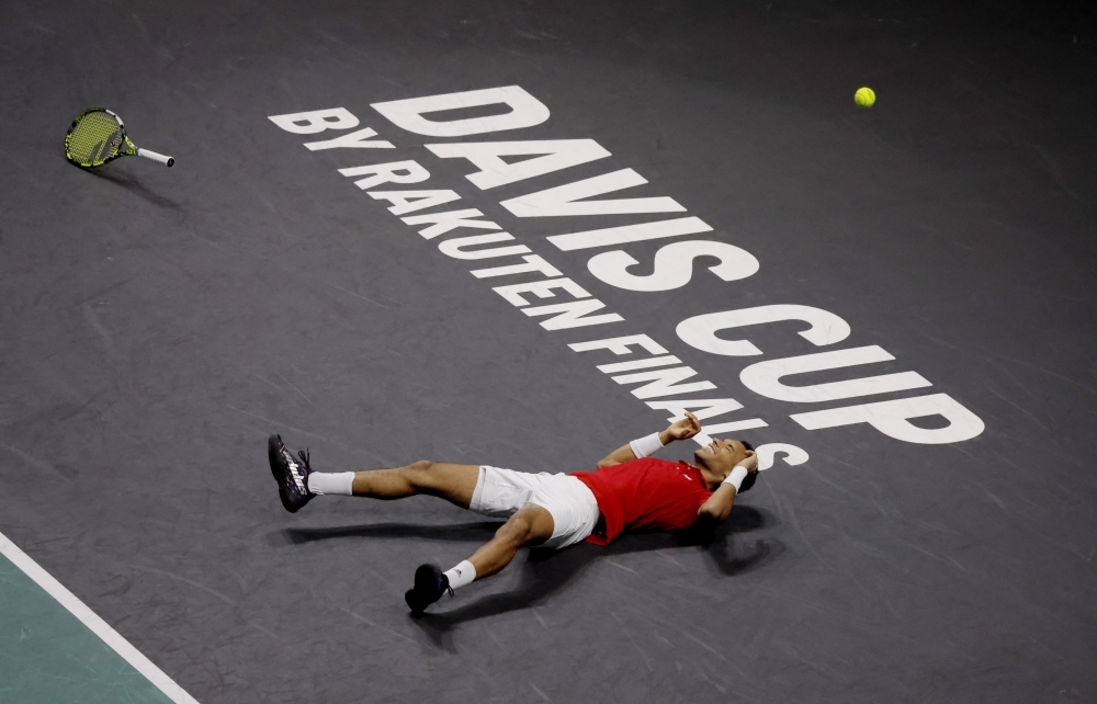 Canada's Felix Auger-Aliassime celebrates after winning his final Davis Cup match against Australia's Alex De Minaur at Palacio de los Deportes Jose Maria Martin Carpena, Malaga, Spain, November 27, 2022. (REUTERS/Jon Nazca)