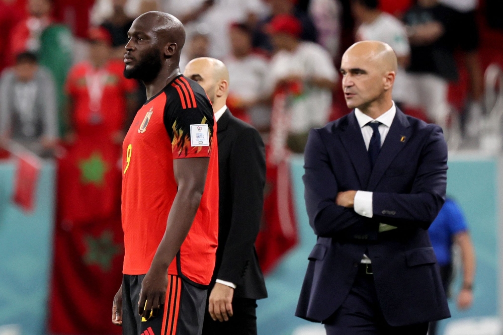 Belgium's Spanish coach Roberto Martinez watches his players from the touchline next to Belgium's forward Romelu Lukaku during the Qatar 2022 World Cup Group F football match between Belgium and Morocco at the Al Thumama Stadium in Doha on November 27, 2022. (AFP/Jack Guez)