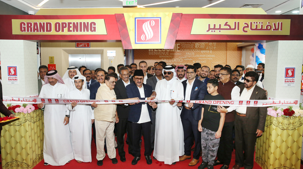 Panakkad Swadikali Shihab Thangal; Safari Group of Companies Group Chairman, Hamad Dafar Abdel Hadi Al Ahbabi; Chairman Aboobacker Madapat; Director and Group General Manager, Zainul Abideen; Managing Director Shaheen Backer; and others inaugurating the new hypermarket. 