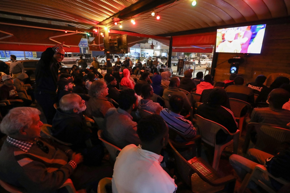 Libyans watch the Qatar 2022 World Cup Group A football match between Senegal and the Netherlands in the capital Tripoli, on November 21, 2022.  (Photo by Mahmud Turkia / AFP)