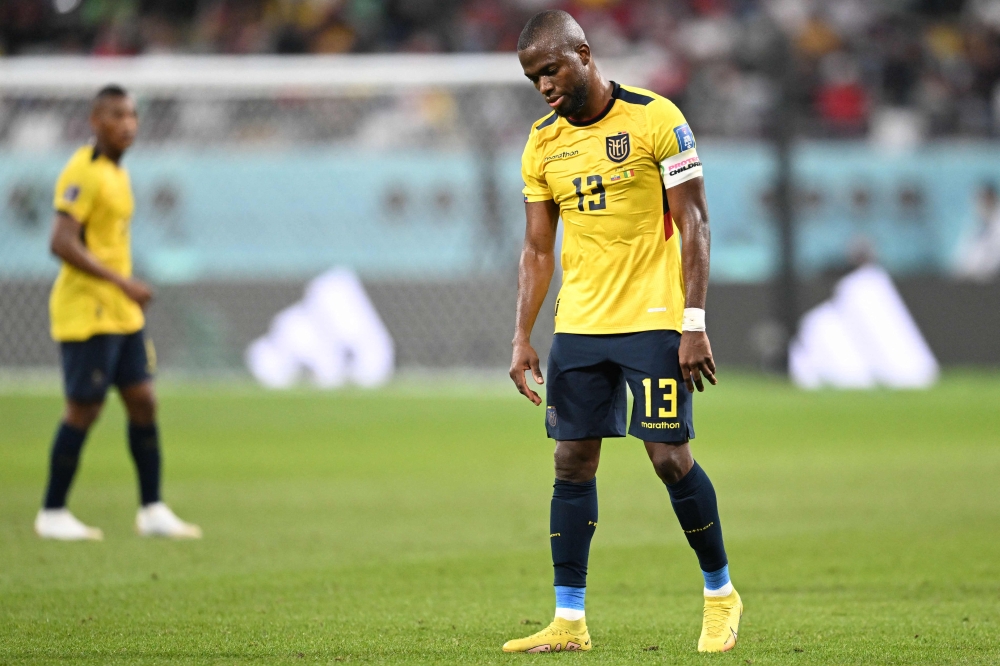 Ecuador's forward #13 Enner Valencia (R) reacts after Senegal's forward #18 Ismaila Sarr scored Senegal's first goal during the Qatar 2022 World Cup Group A football match between Ecuador and Senegal at the Khalifa International Stadium in Doha on November 29, 2022. (Photo by Raul ARBOLEDA / AFP)