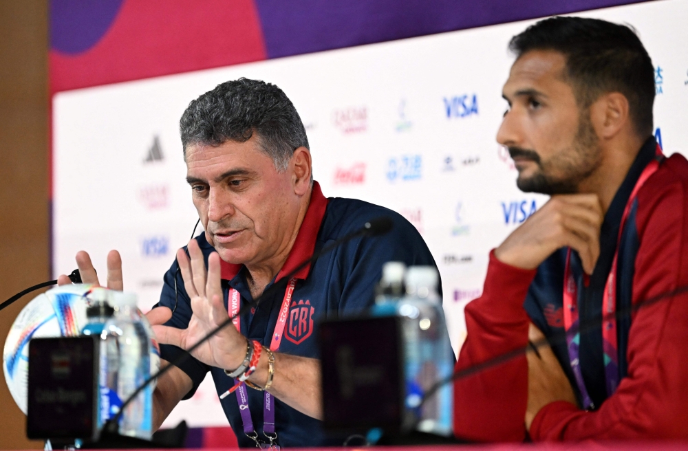 Costa Rica's Colombian coach Luis Suarez and Costa Rica's midfielder Celso Borges attend a press conference at the Qatar National Convention Center (QNCC) in Doha on November 30, 2022, on the eve of the Qatar 2022 World Cup football match between Costa Rica and Germany. (Photo by Raul ARBOLEDA / AFP)
 