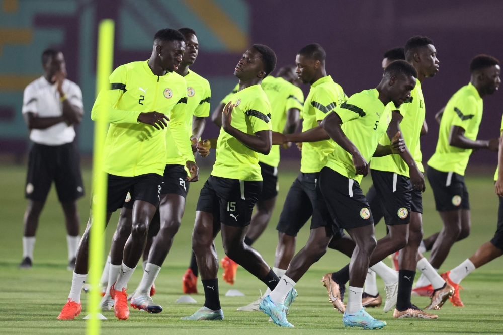 Senegal's players take part in a training session with teammates at Al Duhail SC in Doha on December 3, 2022 on the eve of the Qatar 2022 World Cup football match between Senegal and England. (Photo by JACK GUEZ / AFP)