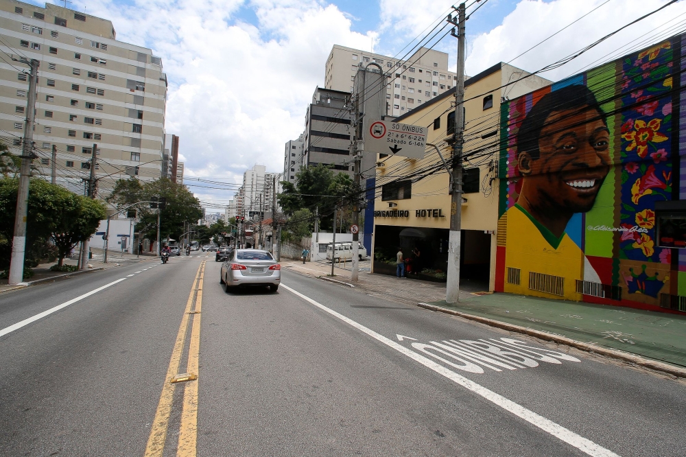 View of a mural depicting Brazilian football legend Pele by Brazilian artist Aleksandro Reis in Sao Paulo, Brazil, on December 3, 2022.  (Photo by Miguel Schincariol / AFP)