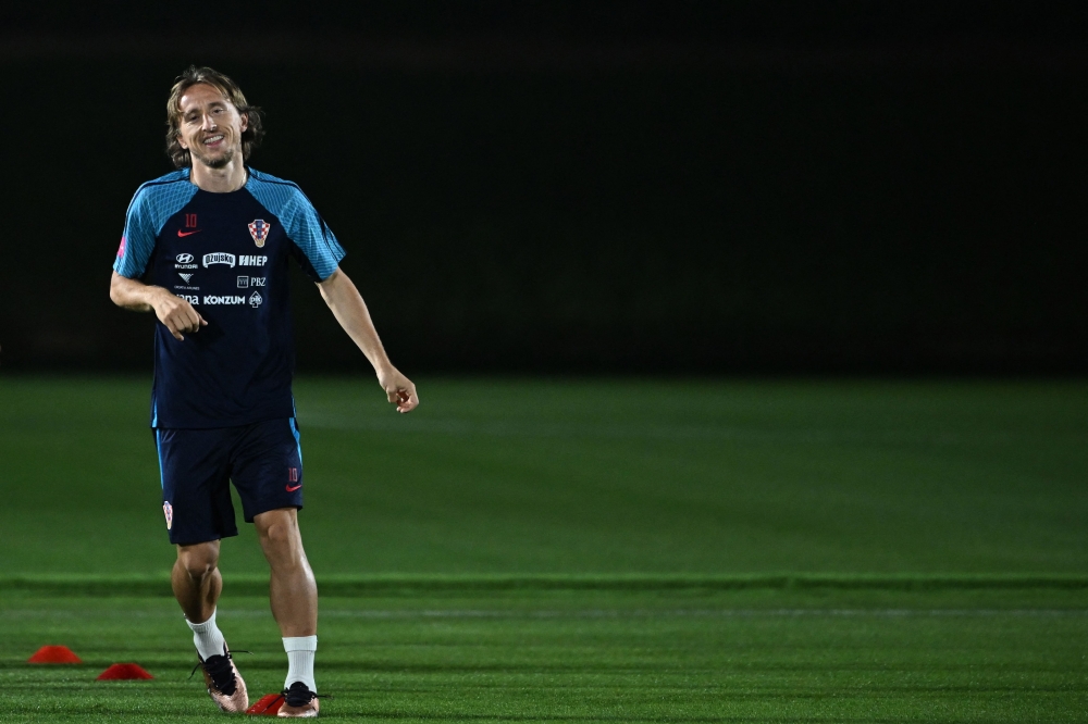 Croatia's midfielder #10 Luka Modric takes part in a training session with teammates at the team's Al Erssal training camp in Doha on December 3, 2022, during the Qatar 2022 World Cup football tournament. (Photo by OZAN KOSE / AFP)