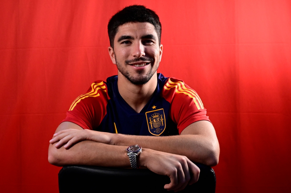 Spain's midfielder Carlos Soler poses for a picture during an interview with AFP at Qatar University in Doha on December 4, 2022, amid the Qatar 2022 World Cup football tournament. (Photo by JAVIER SORIANO / AFP)