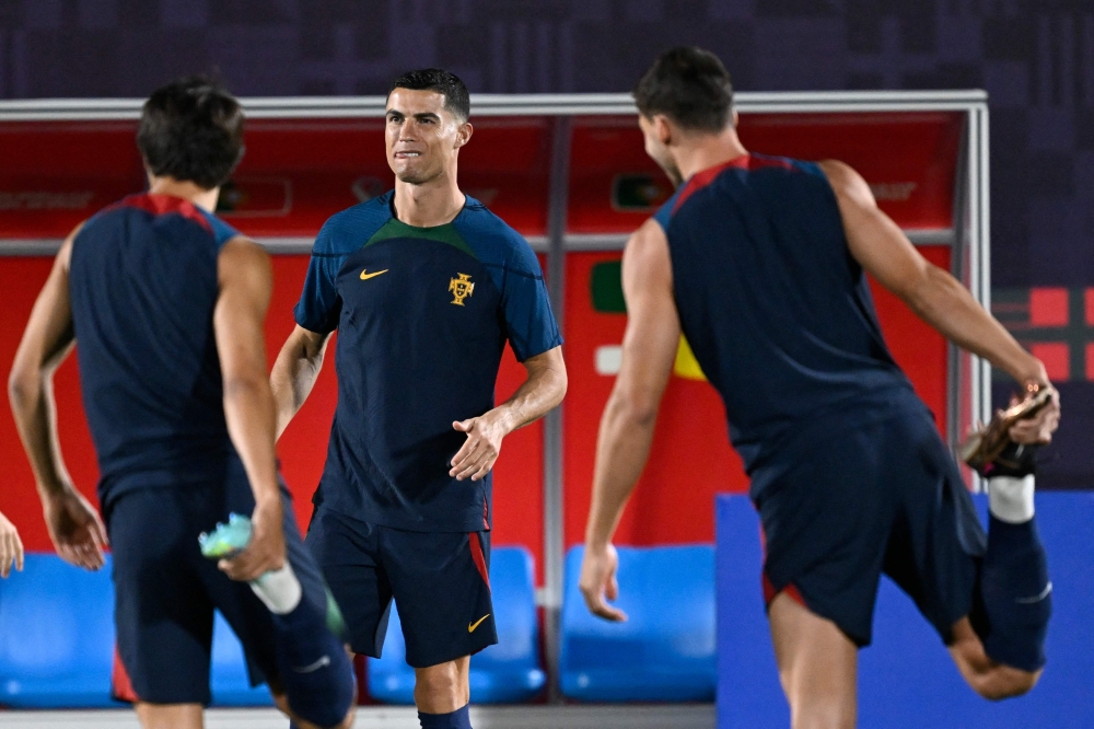 Portugal's forward #07 Cristiano Ronaldo (center) attends a training session at the Al Shahaniya SC training site, northwest of Doha on December 5, 2022, on the eve of the Qatar 2022 World Cup Round of 16 football match between Portugal and Switzerland. (Photo by PATRICIA DE MELO MOREIRA / AFP)
 