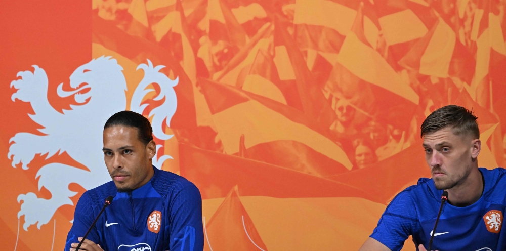 Netherlands' defender Virgil van Dijk (left) and goalkeeper Andries Noppert give a press conference at the Qatar University Training Site 6 in Doha on December 7, 2022, during the Qatar 2022 World Cup football tournament. - Netherlands and Argentina will meet in one of the Qatar 2022 World Cup quarter-finals on December 9. (Photo by Alberto PIZZOLI / AFP)