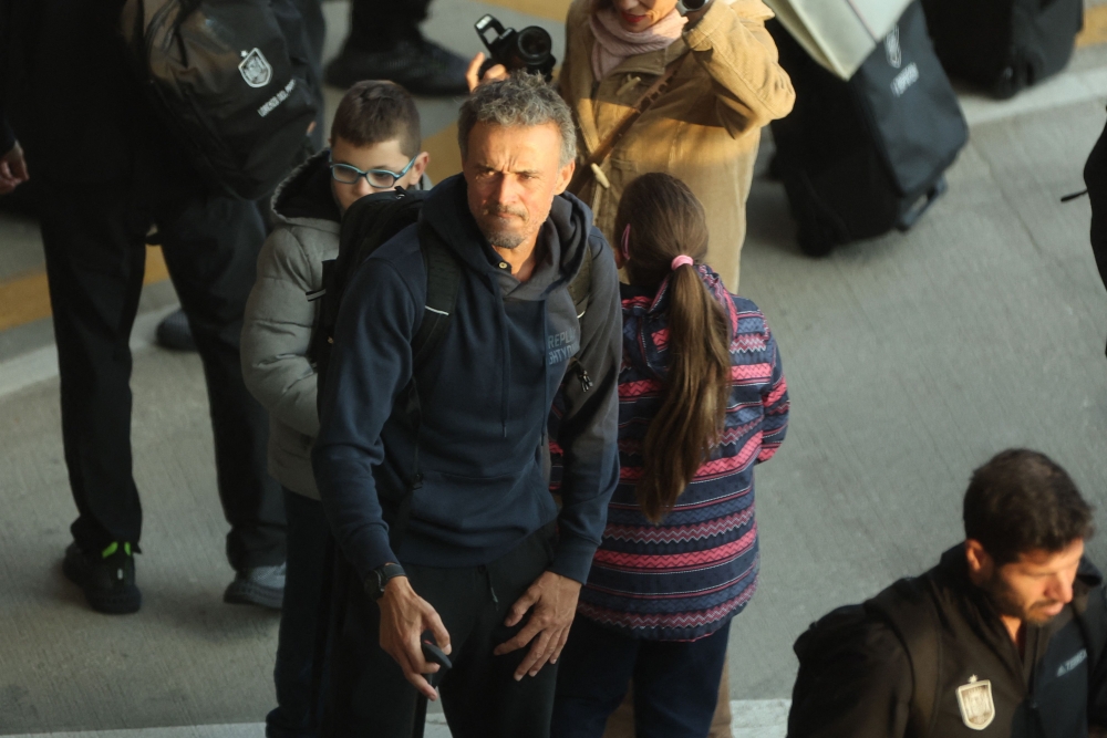 Spain's coach Luis Enrique arrives at the Adolfo Suarez Madrid-Barajas airport in the outskirts of Madrid on December 7, 2022 Photo by Thomas COEX / AFP