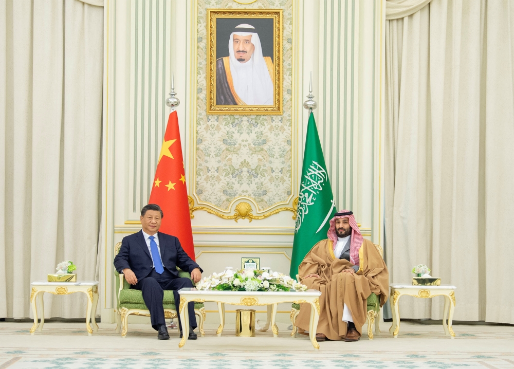 Saudi Crown Prince Mohammed Bin Salman meets with Chinese President Xi Jinping in Riyadh, Saudi Arabia December 8, 2022. Bandar Algaloud/Courtesy of Saudi Royal Court/Handout via Reuters