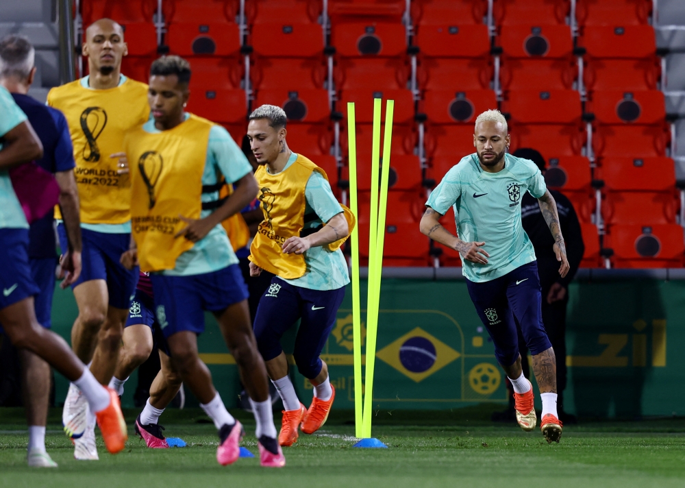 Brazil's Neymar and Antony during a FIFA World Cup Qatar 2022 training at the  Al Arabi SC Stadium, Doha, Qatar, on December 8, 2022. REUTERS/Lee Smith
 