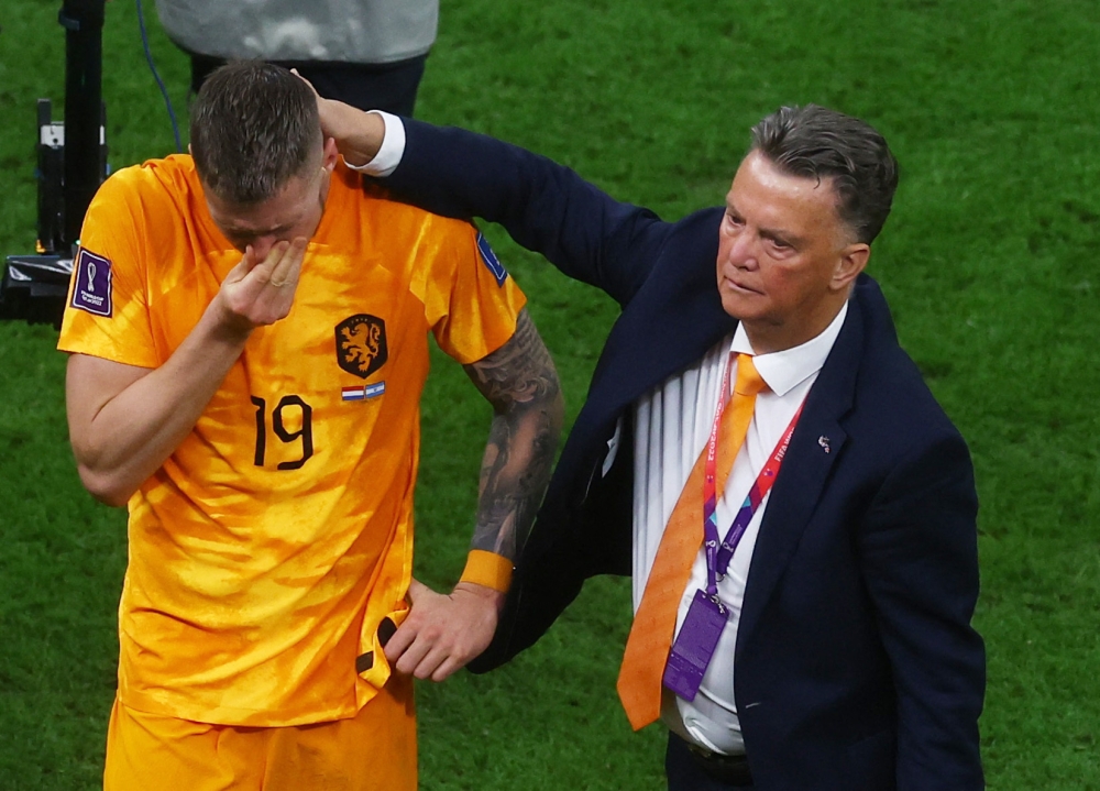 Netherlands coach Louis van Gaal and Wout Weghorst look dejected after the FIFA World Cup Qatar 2022 quarter-final penalty shootout as Netherlands are eliminated from the tournament by Argentina at the Lusail Stadium, Lusail, Qatar, on December 10, 2022.  REUTERS/Paul Childs
 