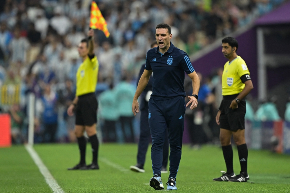 Argentina's coach Lionel Scaloni reacts on the touchline during the Qatar 2022 World Cup semi-final match between Argentina and Croatia at Lusail Stadium in Lusail, north of Doha on December 13, 2022. (Photo by JUAN MABROMATA / AFP)