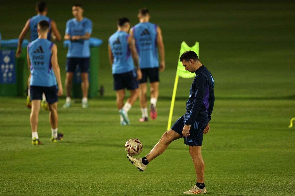 Argentina's coach Lionel Scaloni conducts his team training session at the Qatar University training site 3 in Doha on December 15, 2022. (Photo by Adrian Dennis / AFP)