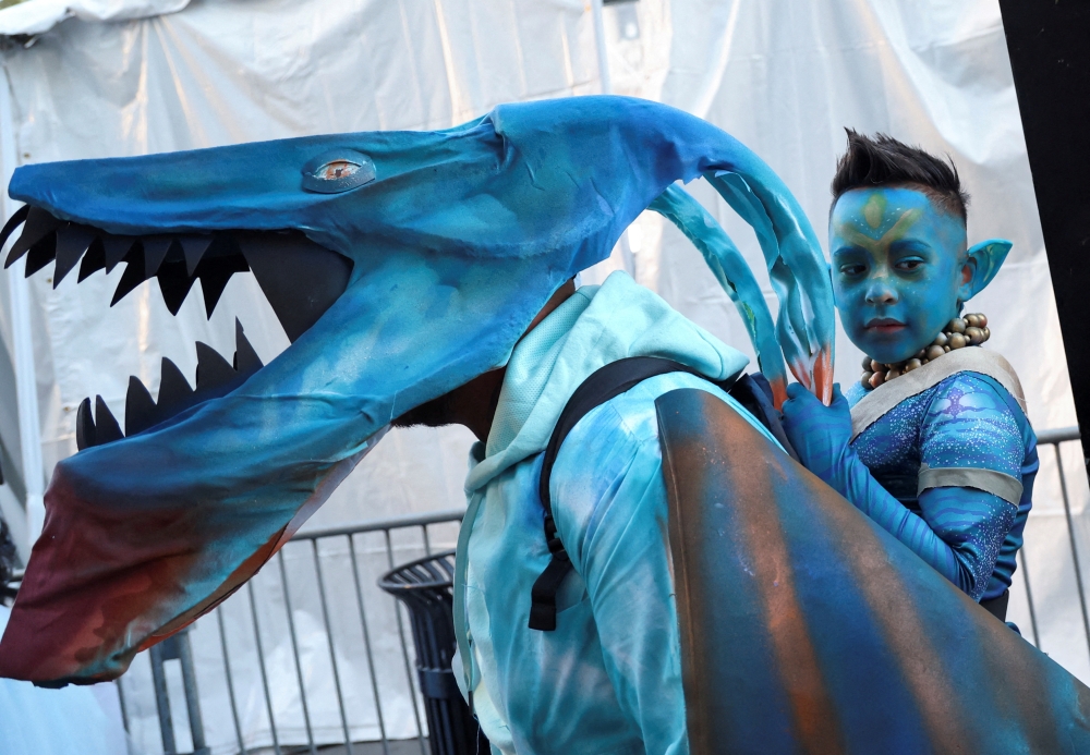 A fan attends a premiere for the film Avatar: The Way of Water, at Dolby theatre in Los Angeles, California, US, December 12, 2022. (REUTERS/Mario Anzuoni)

