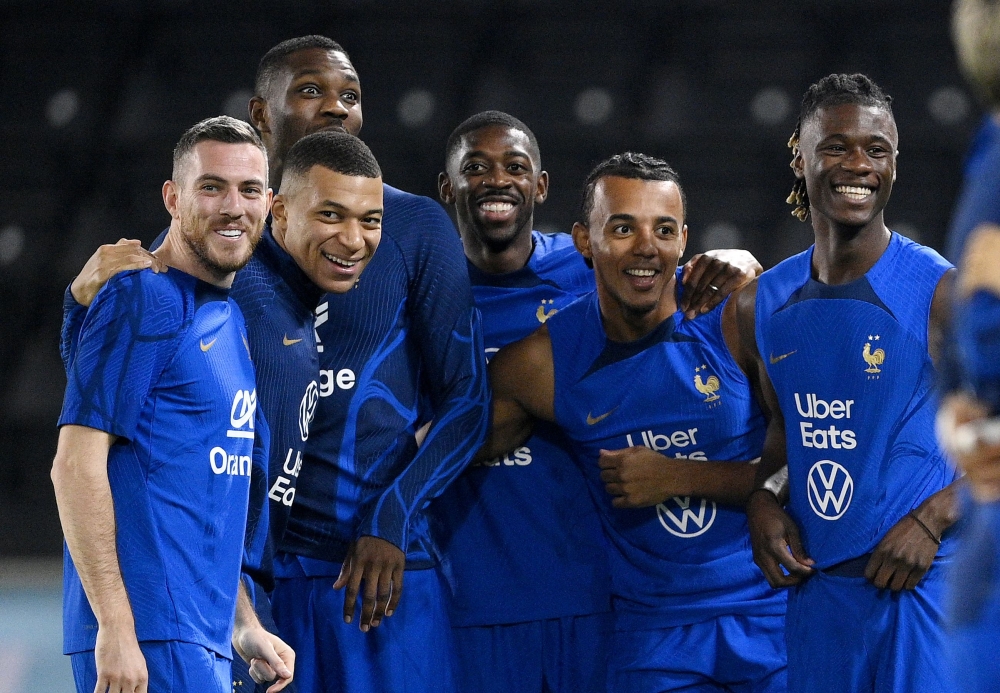 France's midfielder Jordan Veretout, France's forward Kylian Mbappe, France's forward Marcus Thuram, France's forward Ousmane Dembele, France's defender Jules Kounde and France's midfielder Eduardo Camavinga attend a training session at the Al Sadd SC training centre in Doha on December 16, 2022, during the Qatar 2022 World Cup football tournament. (Photo by FRANCK FIFE / AFP)