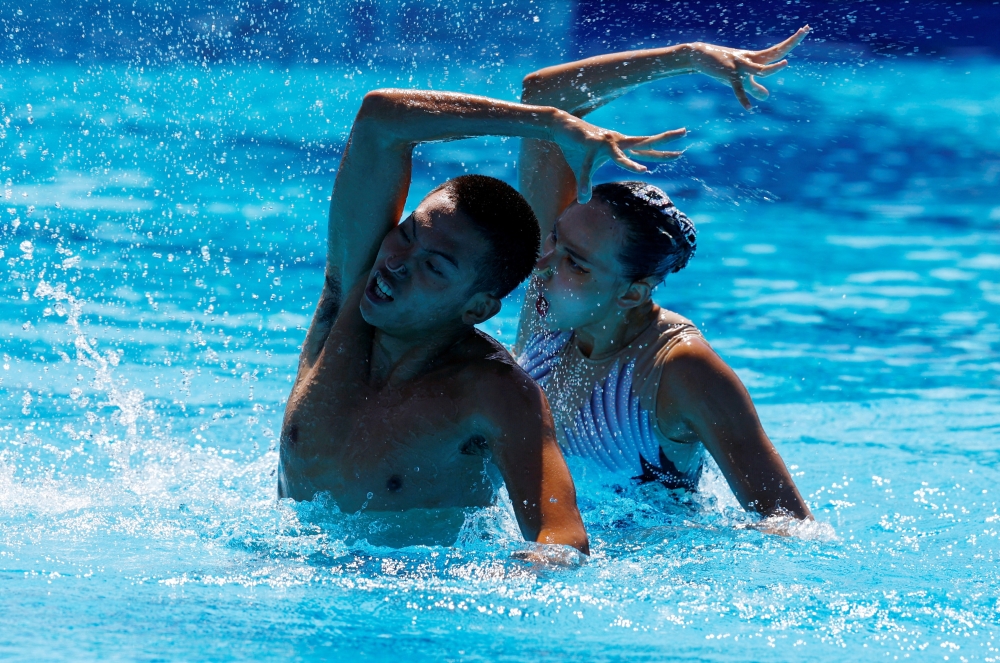 China's She Haoyu and Zhang Yiyao perform during the mixed duet free final Artistic swimming - FINA World Championships at the Alfred Hajos swimming Complex, Budapest, Hungary, June 25, 2022. (REUTERS/Lisa Leutner)