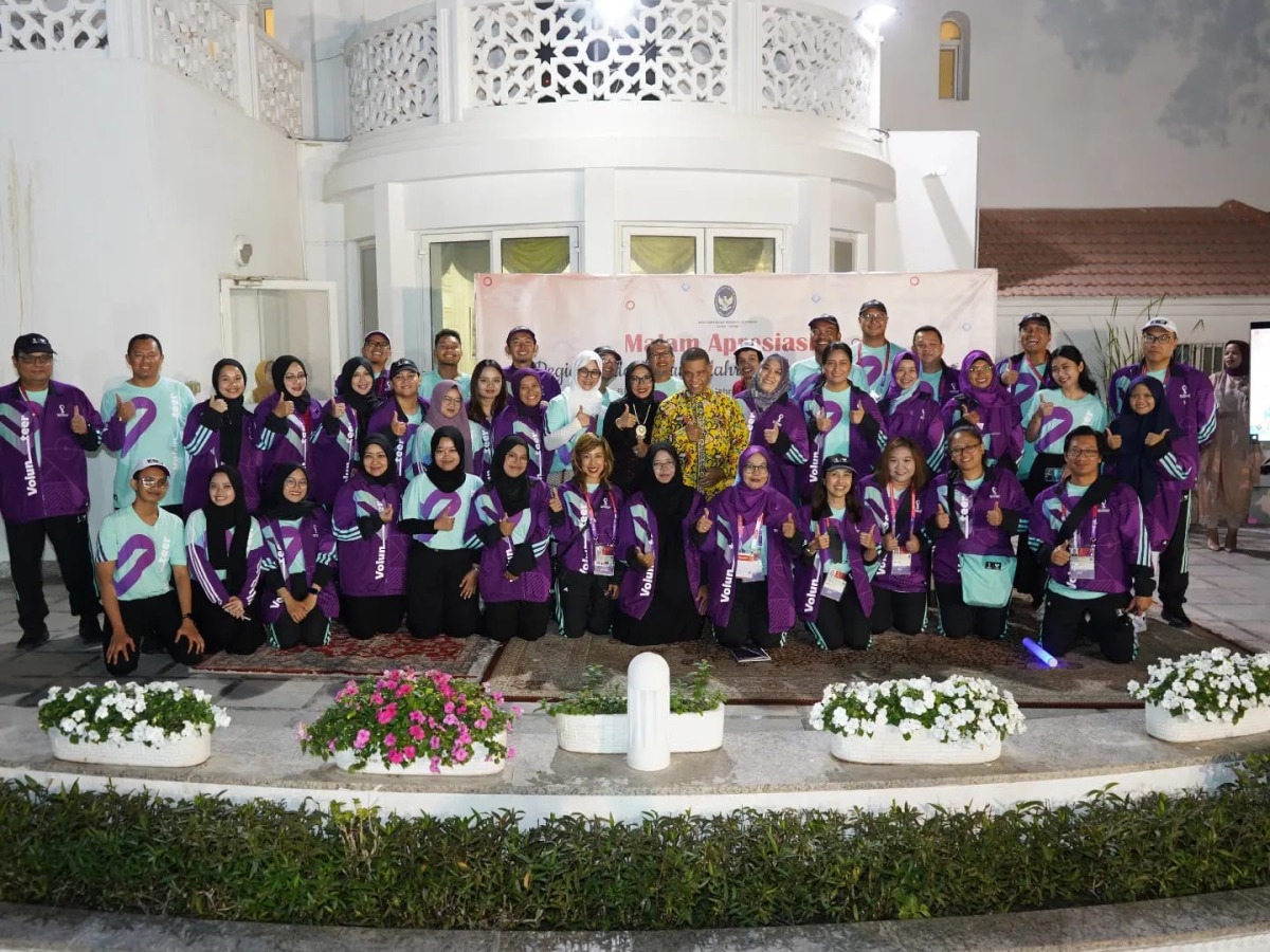 Ambassador Ridwan Hassan with Indonesians who volunteered for Qatar 2022.