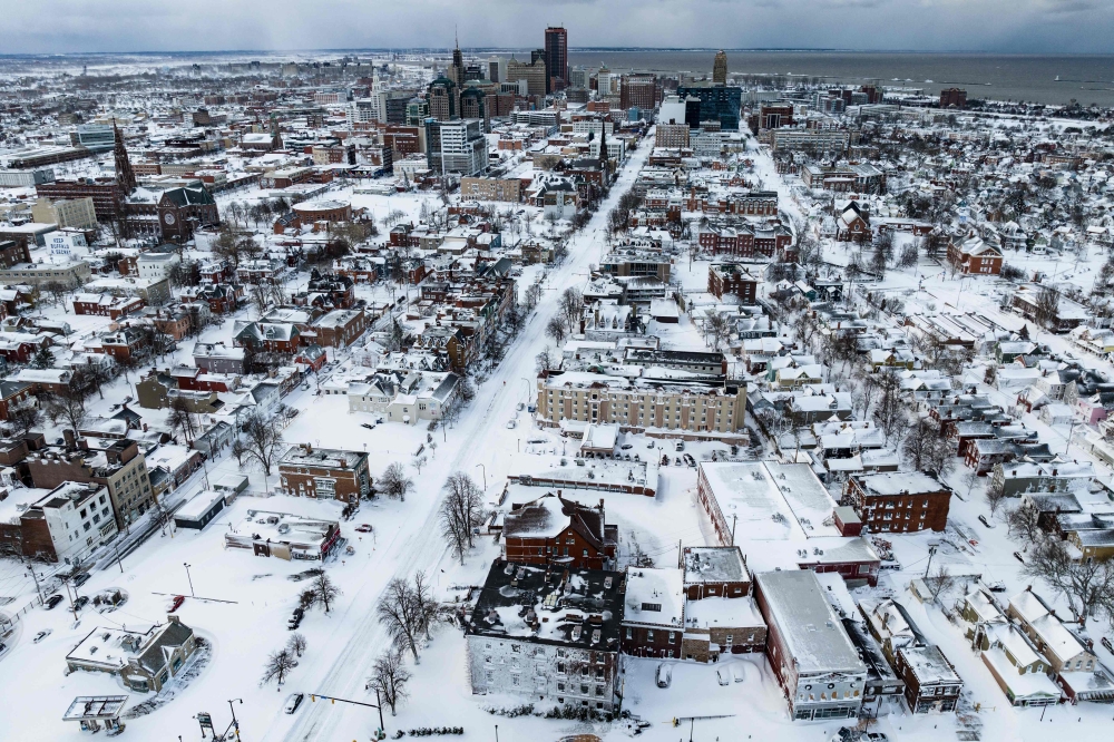 Snow blankets the city in this aerial drone photograph in Buffalo, New York, on December 25, 2022. (Photo by Joed Viera / AFP)