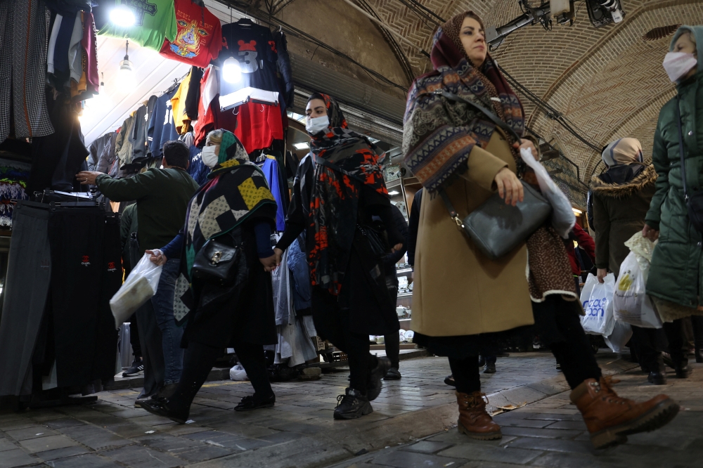 Iranians walk through Tehran Bazaar, in Tehran, Iran December 25, 2022. (Majid Asgaripour/West Asia News Agency via REUTERS)