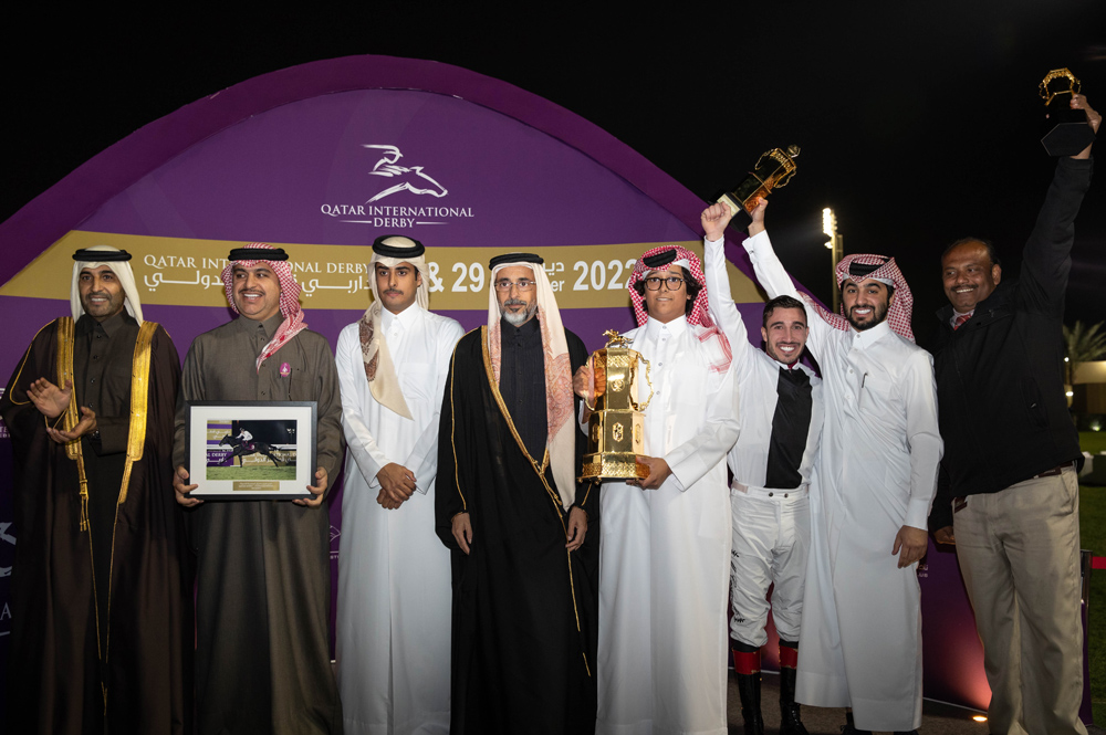 Minister of Sports and Youth H E Salah bin Ghanim Al Ali with the connection of Emperor Maximus. PIC: Juhaim/QREC        