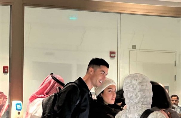 Cristiano Ronaldo and his family arrived in Riyadh, Saudi Arabia, on Monday evening, January 2, 2023. (Twitter / @alekhbariyatv / @sport_ekh) 