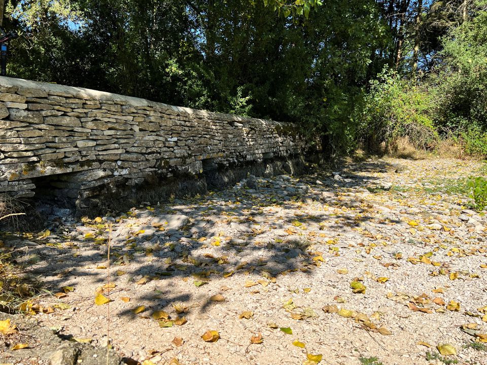 A general view of a weir and dried riverbed near the source of the River Thames, in Kemble, in Gloucestershire, Britain August 10, 2022. REUTERS/Lucy Marks/File Photo
