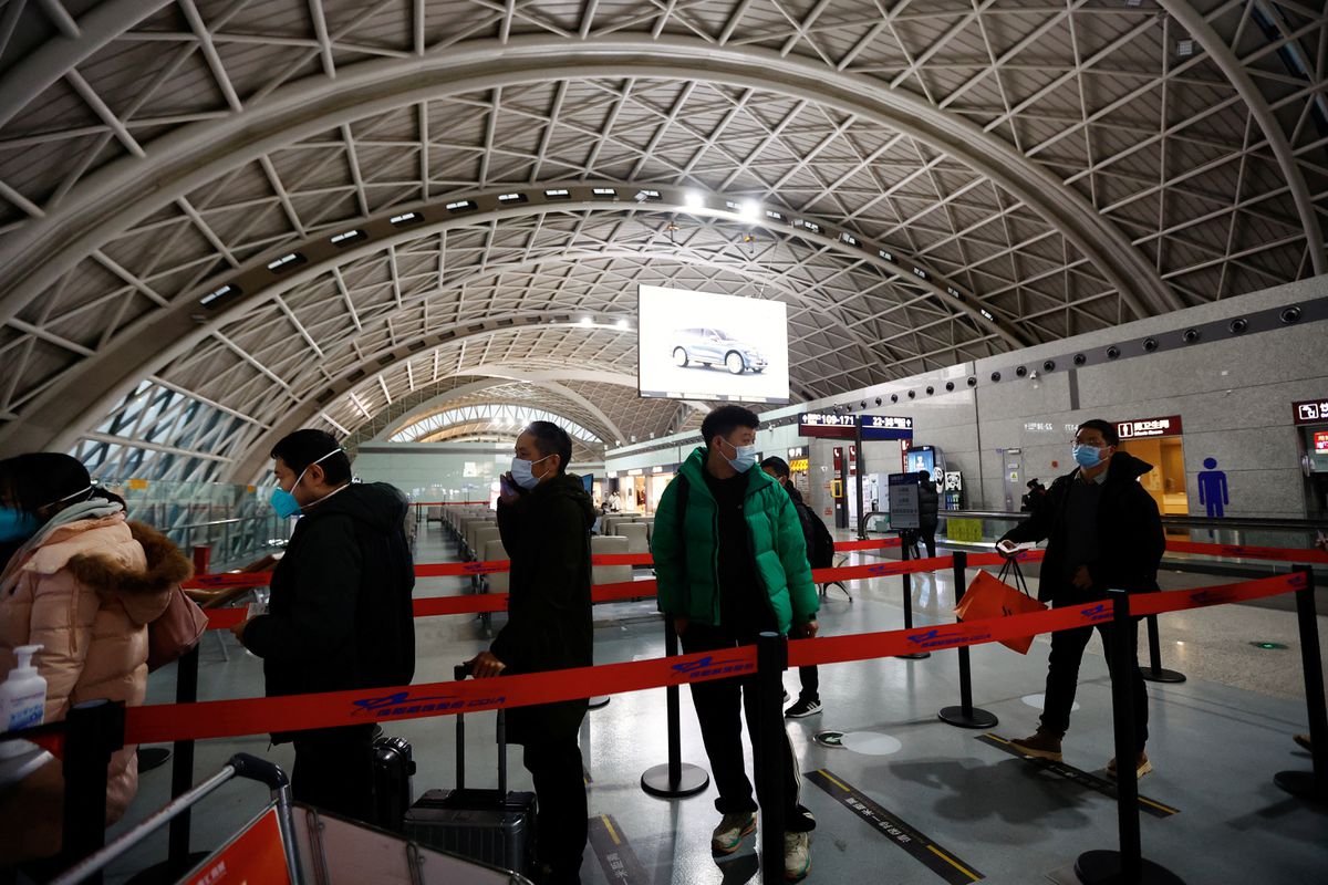 Travellers queue to board a plane at Chengdu Shuangliu International Airport amid a wave of the coronavirus disease (COVID-19) infections, in Chengdu, Sichuan province, China, December 30, 2022. (REUTERS/Tingshu Wang)