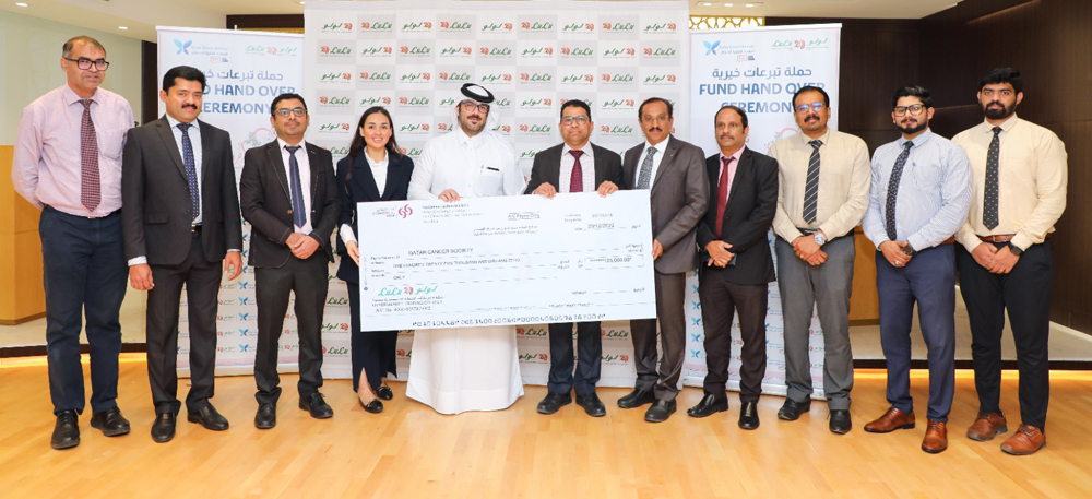 Regional Manager of  Lulu  Hypermarket Shanavas Ibrahim handing over the donation cheque to Public Relations Officer of Qatar Cancer Society Ammar Al Mashhadani in the presence of other officials.