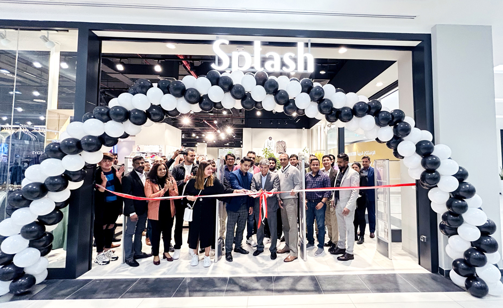 Nitin Grover, DGM – Finance, Landmark Group Qatar, and Rajgopal – Sr. Marketing Manager, Landmark Group Qatar, with the Splash team during the inauguration of Splash Abu Sidra Mall.