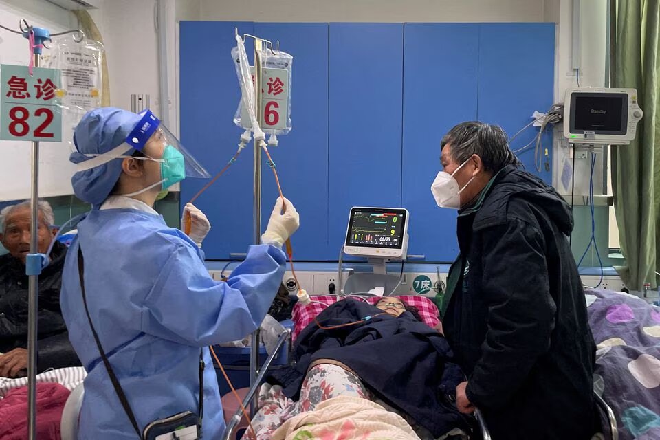 A medical worker checks the IV drip treatment of a patient lying on a bed in the emergency department of a hospital, amid the coronavirus disease (COVID-19) outbreak in Shanghai, China, on January 5, 2023. REUTERS/Staff/File Photo
