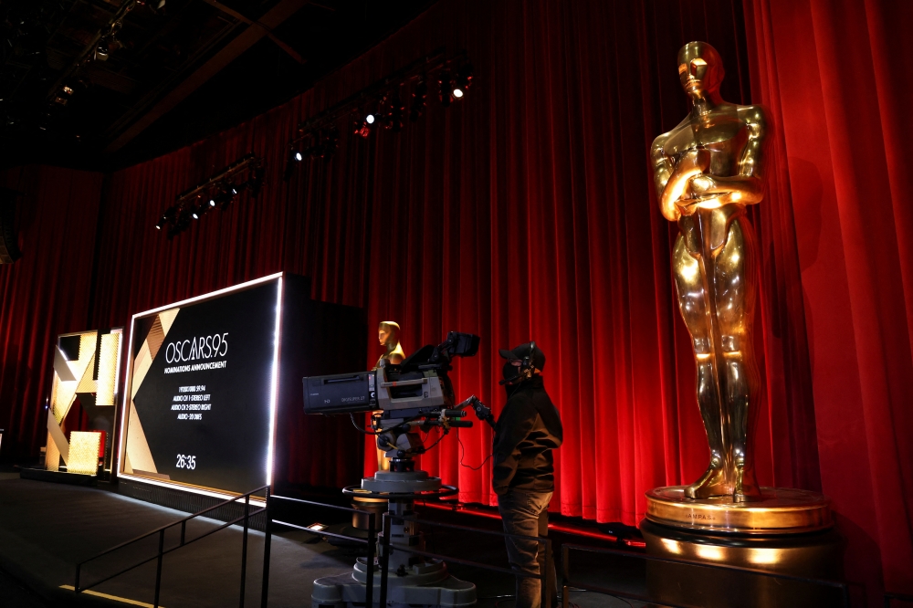 A camera operator stands next to an Oscar statue ahead of the announcement of the 95th Oscars Nominations in Beverly Hills, California, US, January 24, 2023. (REUTERS/Mario Anzuoni)