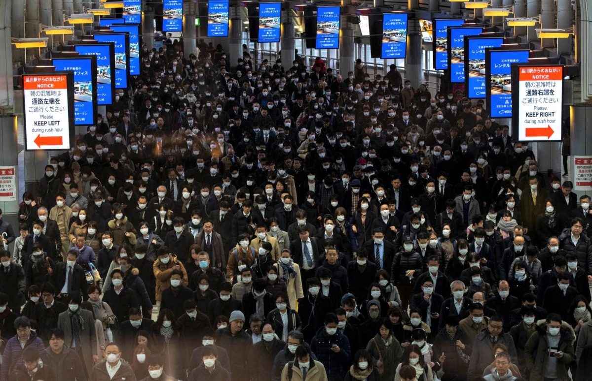 Crowds wearing protective masks, following an outbreak of the coronavirus, are seen at the Shinagawa station in Tokyo, Japan, March 2, 2020. (REUTERS/Athit Perawongmetha)