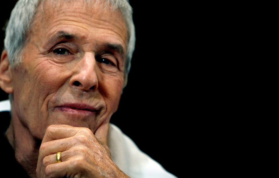 Composer Burt Bacharach pauses during a media event in Sydney June 28, 2007. Prolific song writer Bacharach is undertaking a tour of Australia with the Sydney Symphony orchestra. FILE PHOTO: REUTERS/Tim Wimborne
