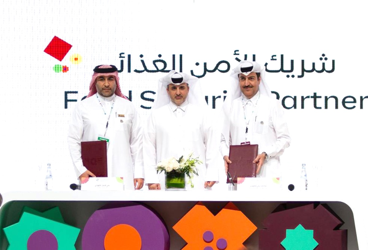 Minister of Municipality H E Dr. Abdullah bin Abdulaziz bin Turki Al Subaie (centre) with other officials during the signing ceremony.