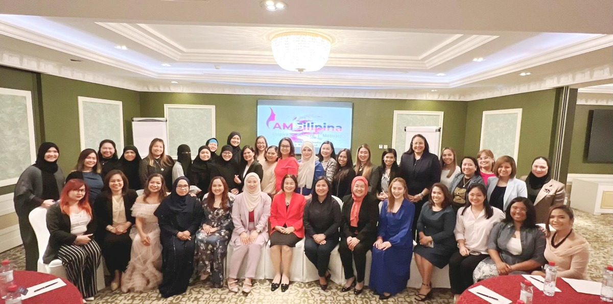 Philippine Ambassador in Qatar, H E Lillibeth V Pono (seventh left) with other Filipina professionals during the launch of IAM Filipina.