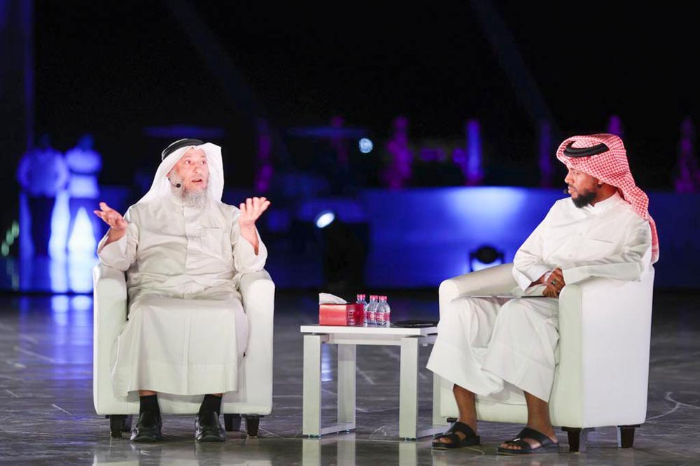 Sheikh Dr. Othman Al Khamis (left) delivers a lecture as part of the Ramadan program at the Cultural Village Katara. 