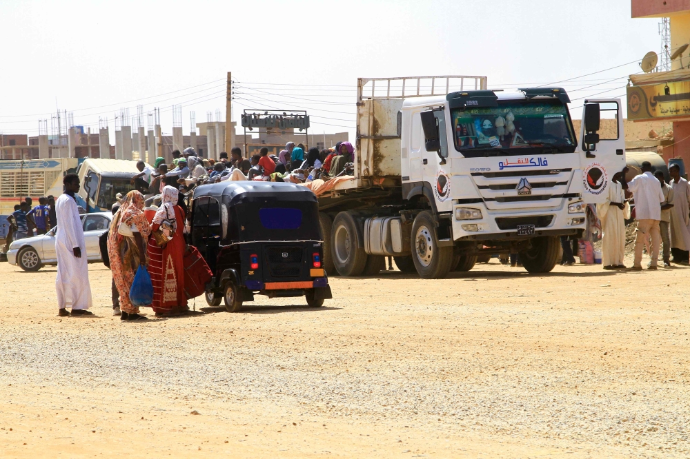 People flee the southern part of Khartoum as street battles between the forces of two rival Sudanese generals continue on April 21, 2023. (Photo by Ebrahim Hamid / AFP)